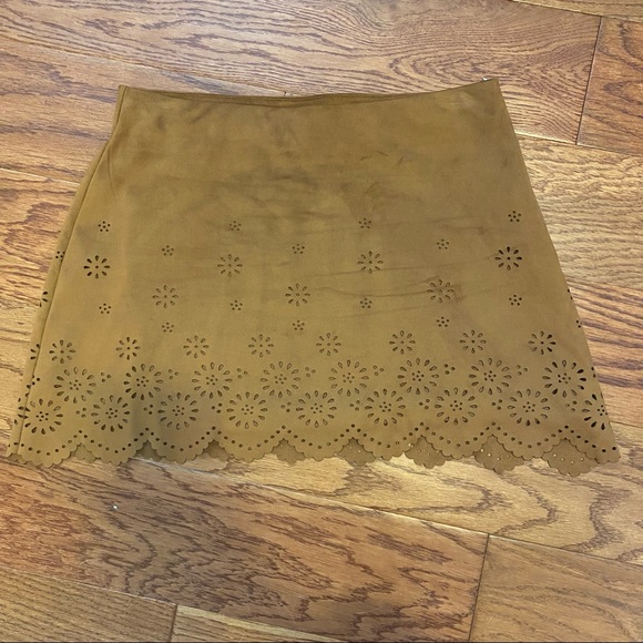 Zara trafaluc brown suede miniskirt with flower cutouts - Picture 2 of 8